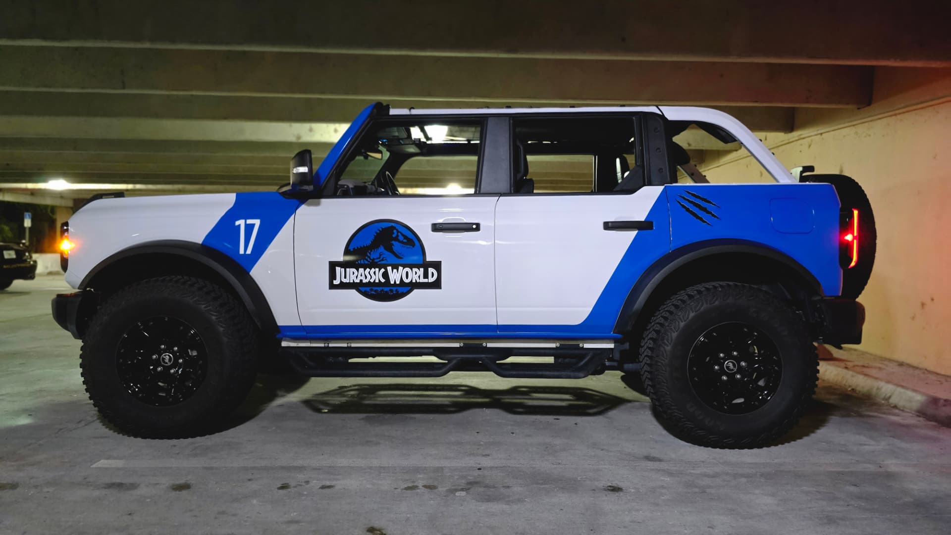 Side view of the Bronco Wildtrak with the hardtop rear panels removed