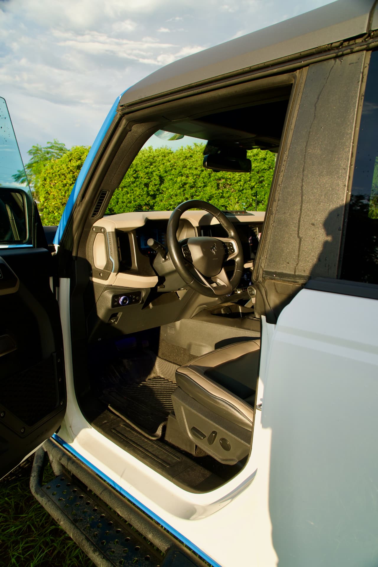 Tan leather interior, dashboard and steering wheel of the Bronco Wildtrak